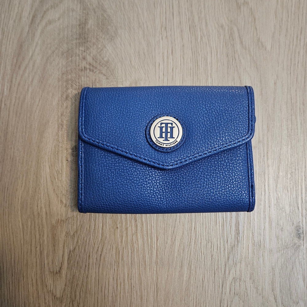 NWOT Tommy Hilfiger Blue Pebbled Wallet